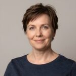 Профессиональный портрет уверенного бизнесмена компании 4Life Ирк на нейтральном размытом фоне в студии